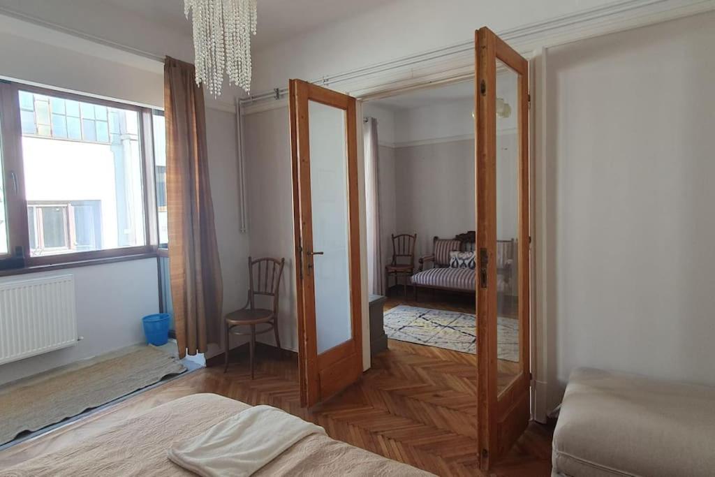 Elegant Apartment Near Rosetti Square Bukares Bagian luar foto