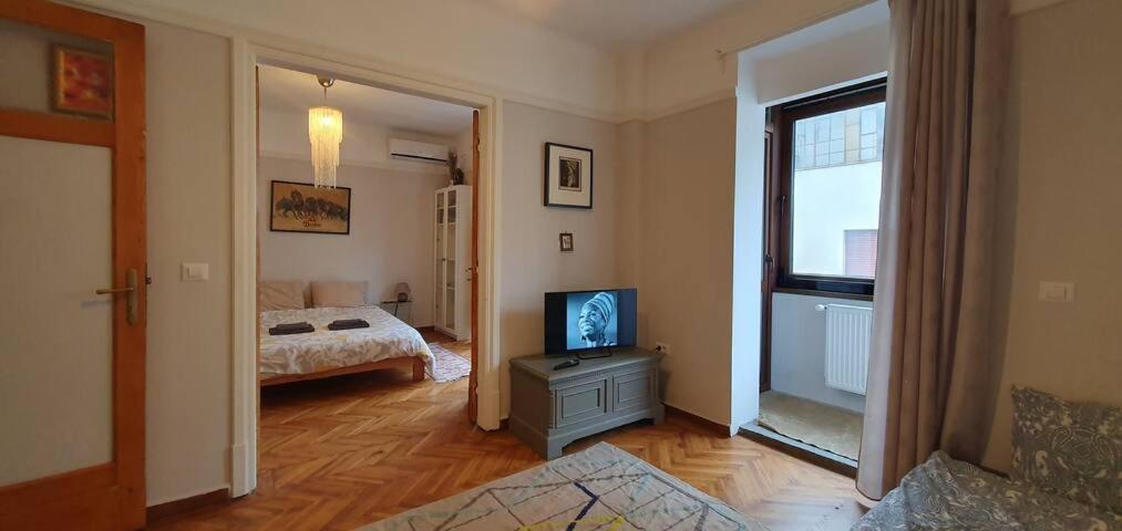 Elegant Apartment Near Rosetti Square Bukares Bagian luar foto